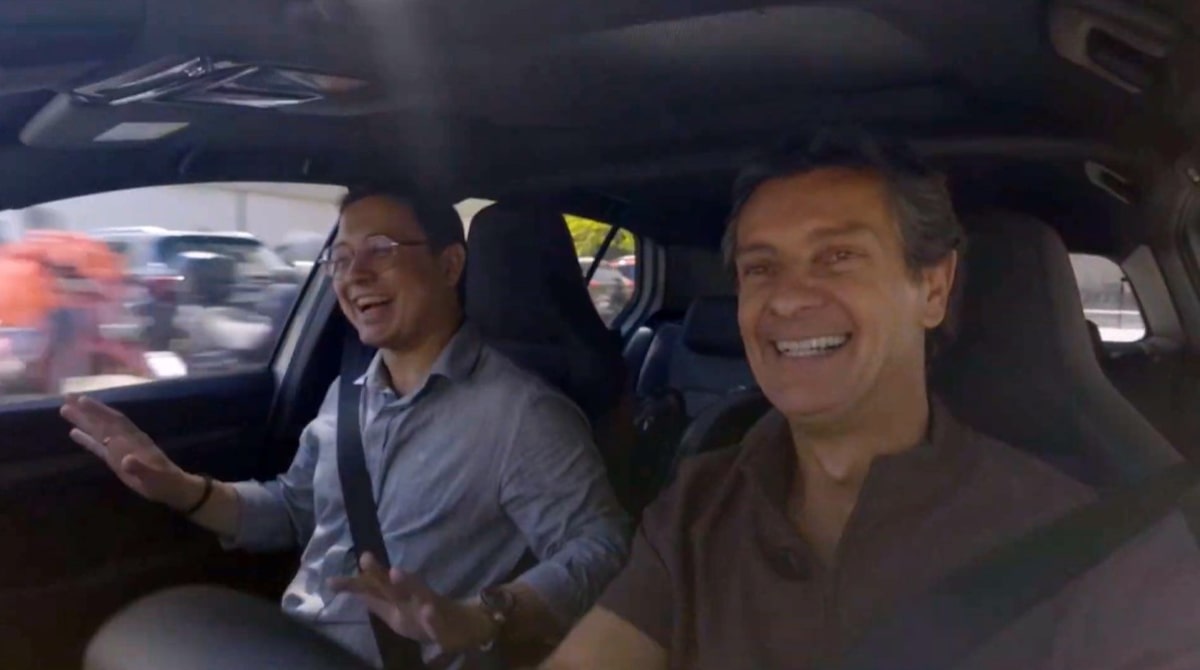 César Urnhani dirige carro elétrico