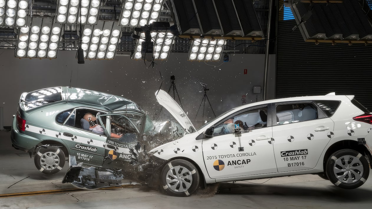 Teste de colisão entre Toyota Corolla antigo e modelo mais novo