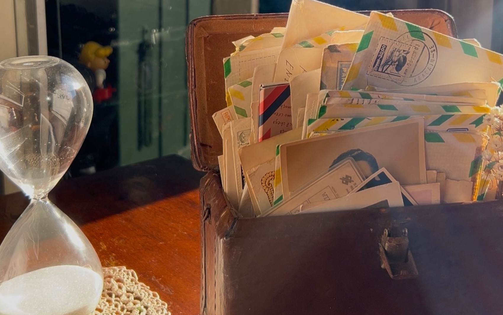 Caixa com cartas antigas encontrada em antiquário de Salvador