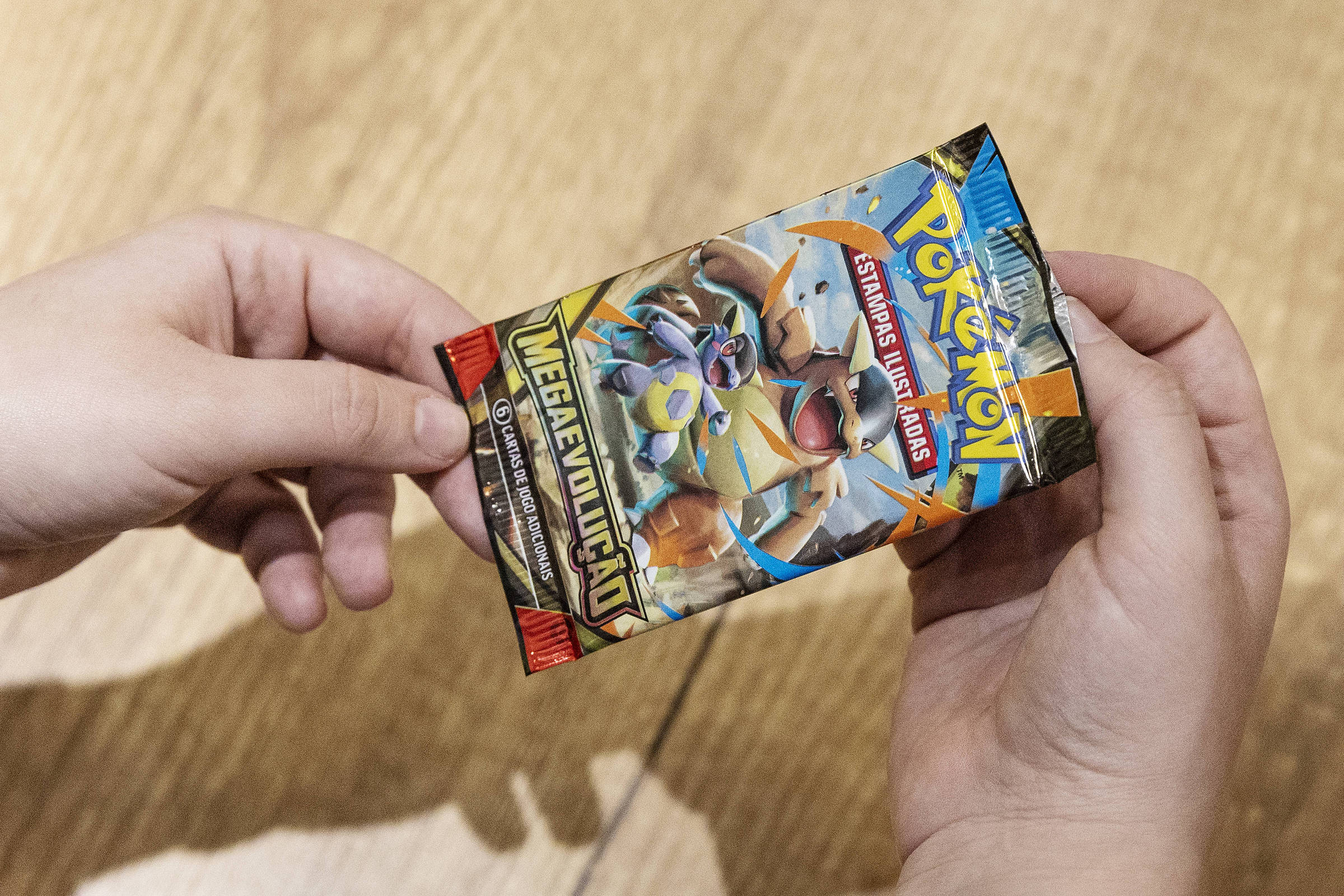Pacotes de cartas de Pokémon em loja de colecionáveis