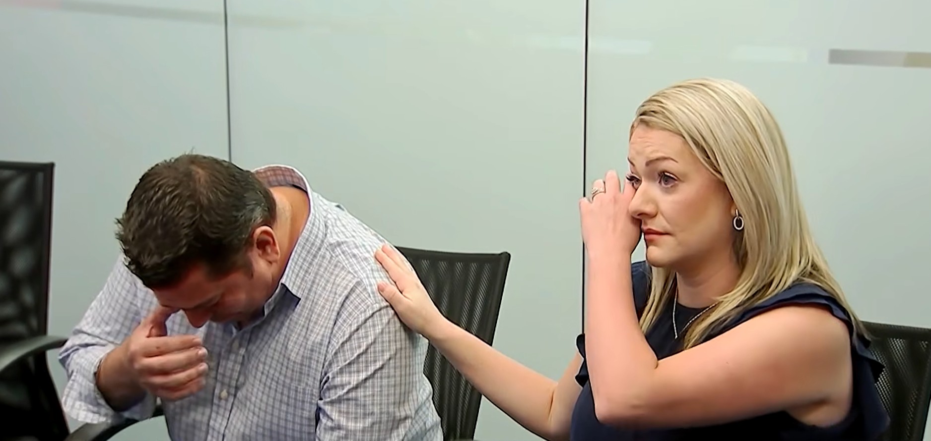 Natalie e Josh Strong durante coletiva de imprensa