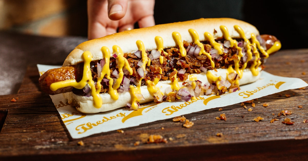 Cachorro-quente com salsicha, bacon, cebola roxa e mostarda