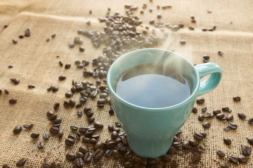 Xícara de café com bebida escura