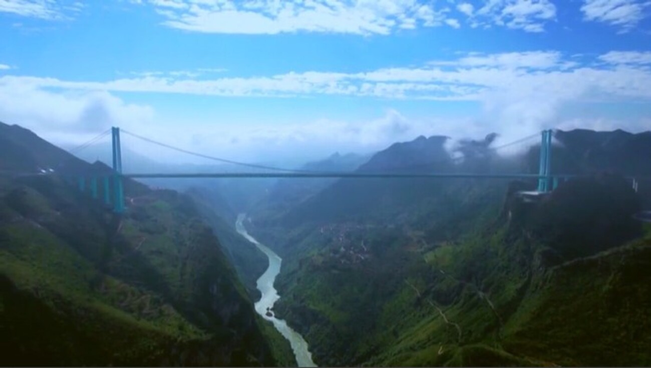 Ponte suspensa sobre cânion na província chinesa de Guizhou