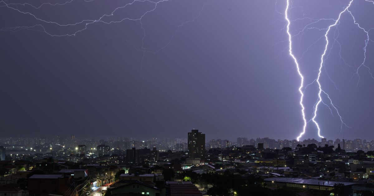 Raios durante chuva forte na Zona Sul de São Paulo