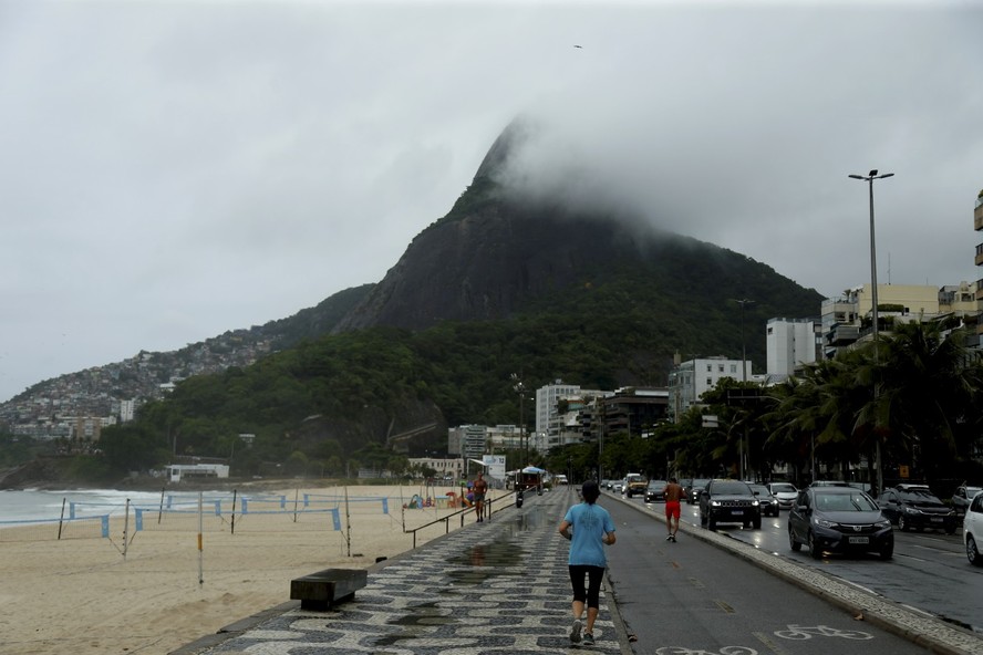 Céu nublado e chuva no Rio de Janeiro