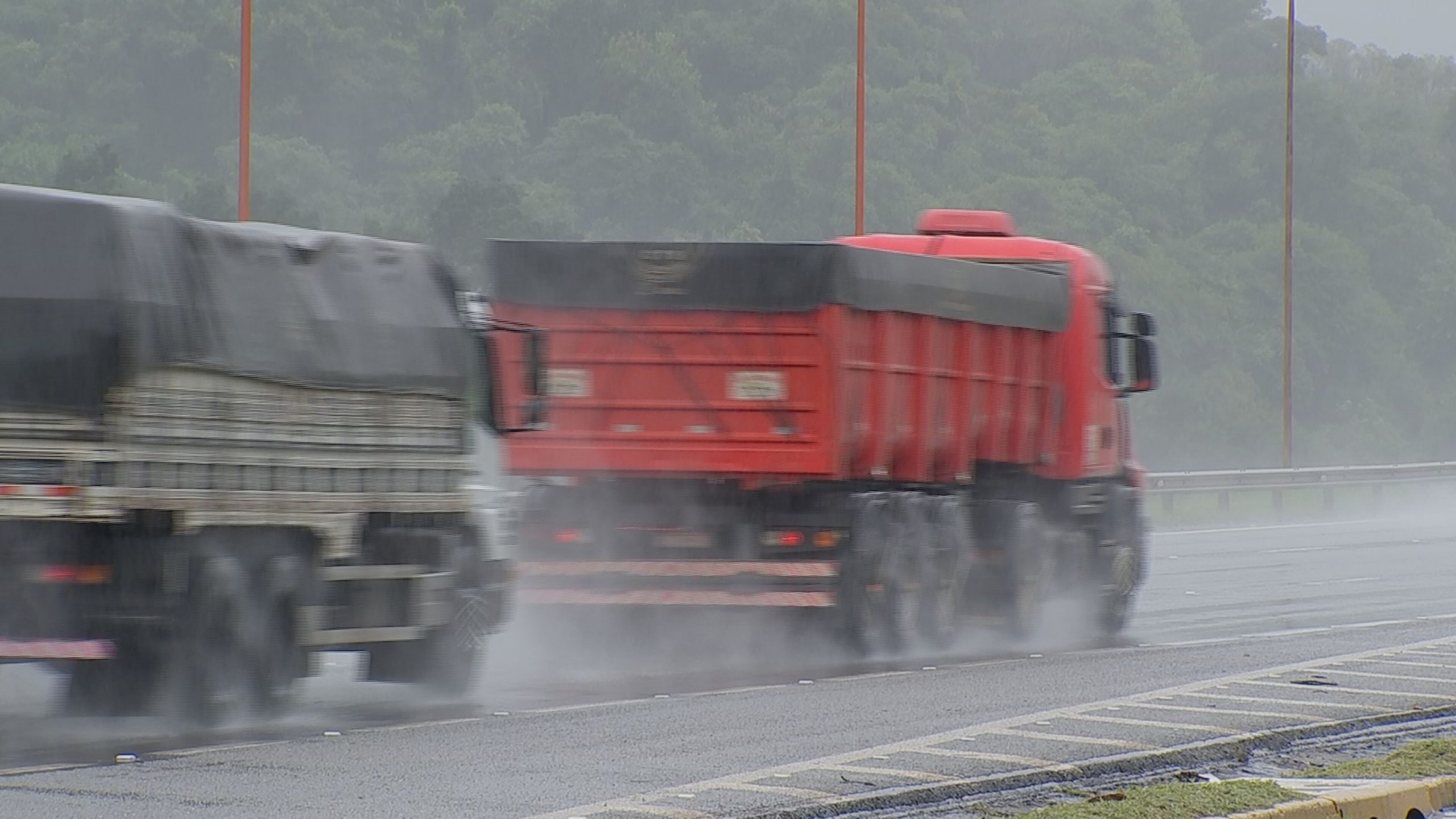 Rodovia com água acumulada na pista durante chuva