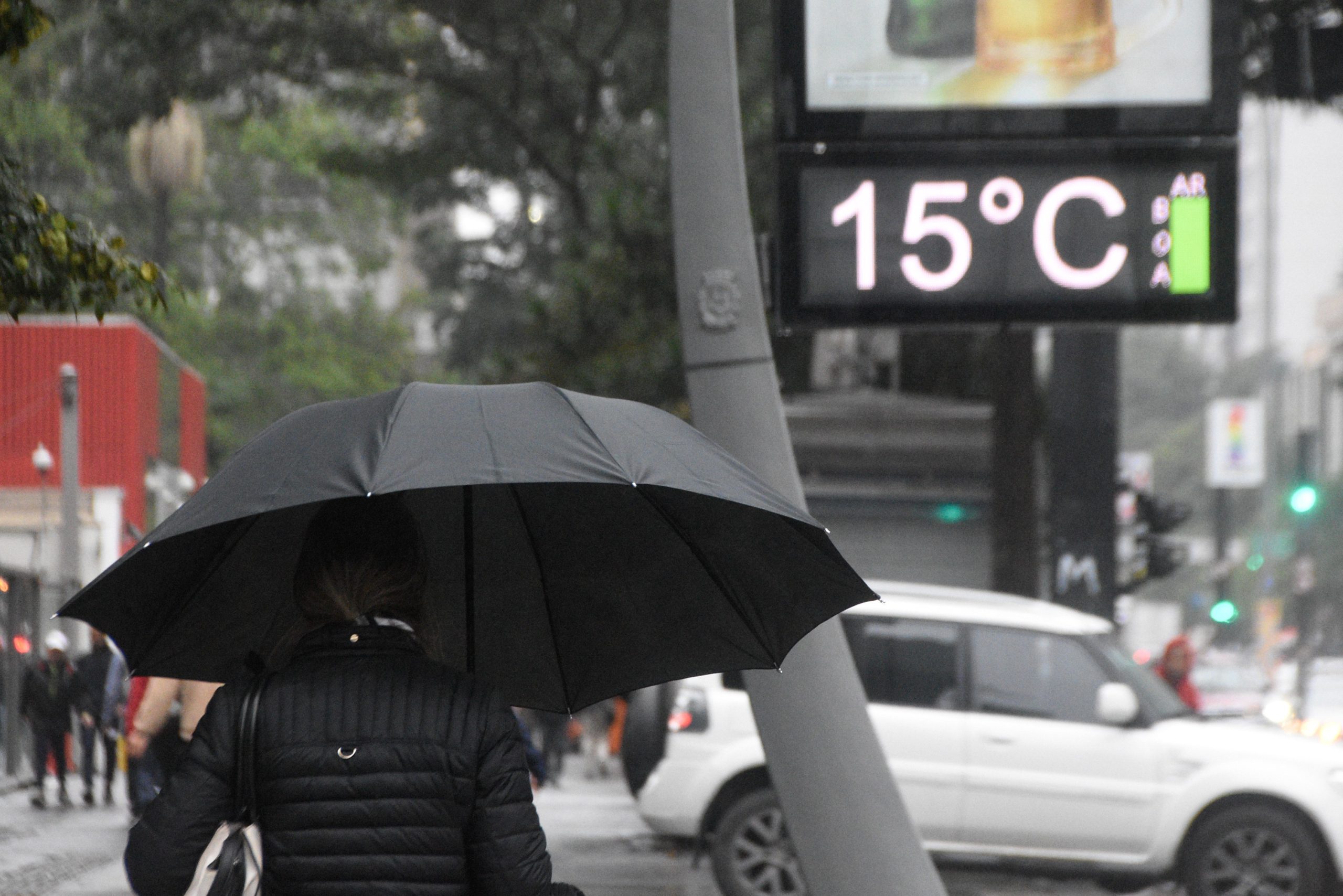 Pedestres caminham sob chuva na Avenida Paulista, em São Paulo