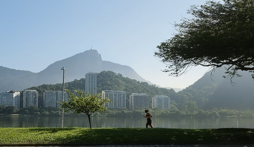 Pessoa se exercita à beira da Lagoa, no Rio de Janeiro