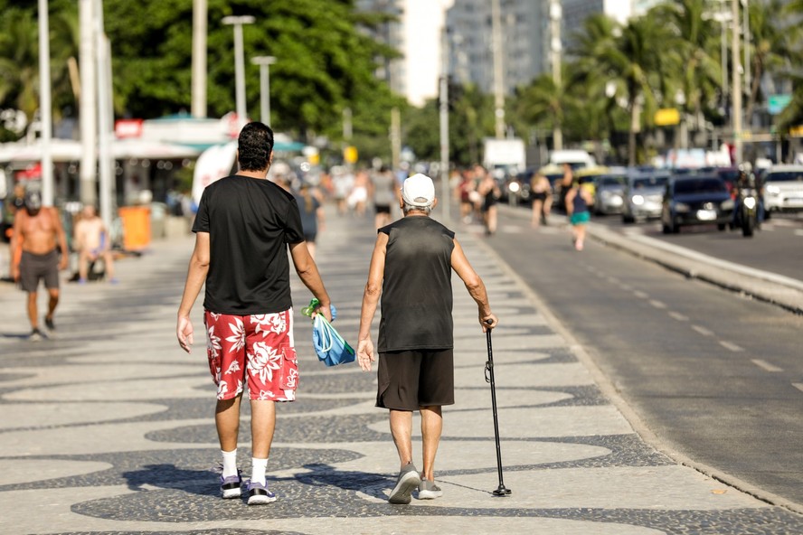 Pessoa caminha por rua urbana