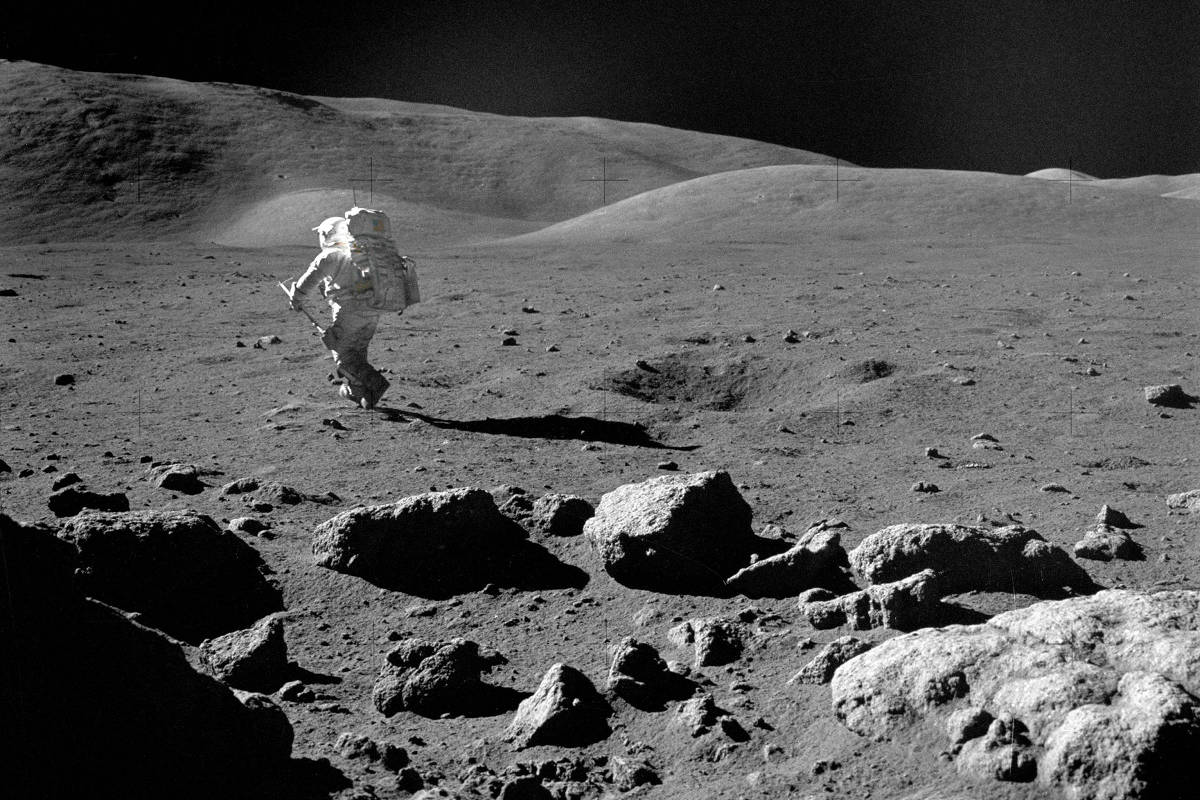 Harrison Schmitt caminha pela superfície rochosa da Lua durante a missão Apollo 17