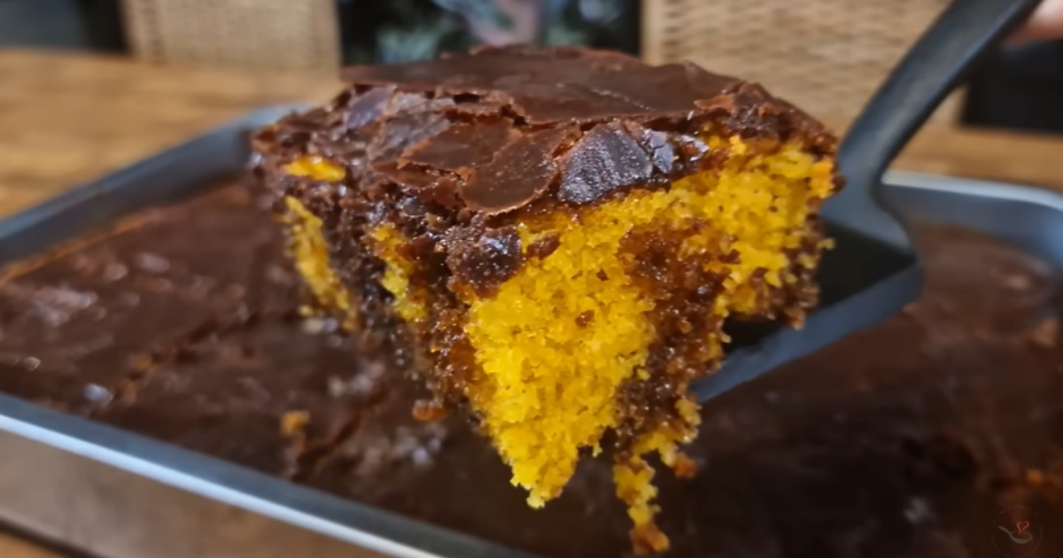 Bolo de cenoura com cobertura de chocolate