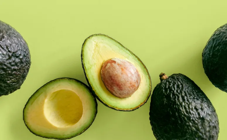 Abacate inteiro com casca verde
