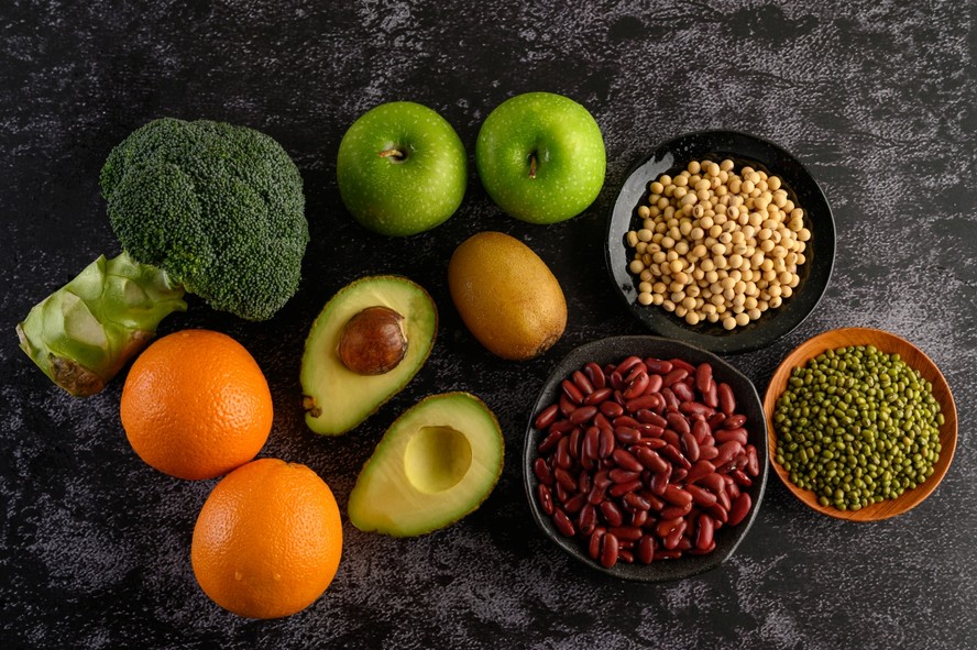 Alimentos ricos em fibras em recipientes