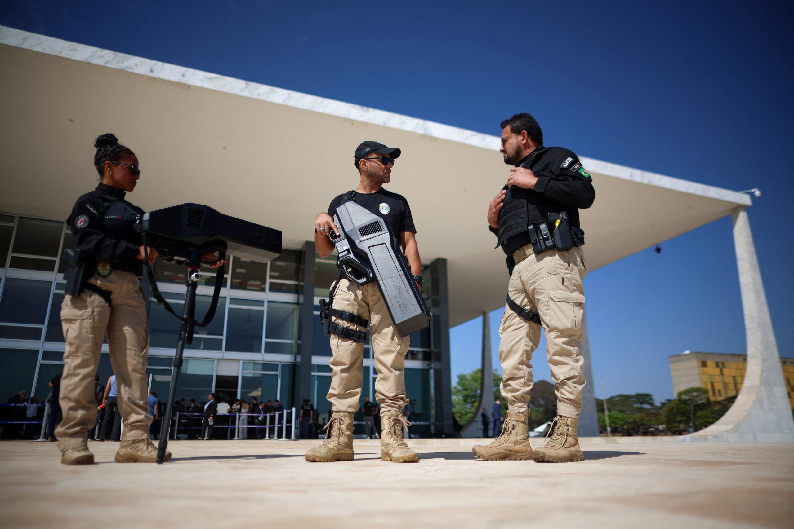 Seguranças do STF com equipamentos antidrone