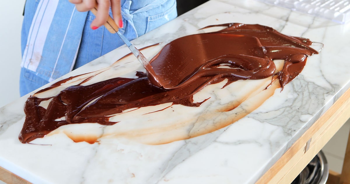 Chocolate derretido durante processo de temperagem