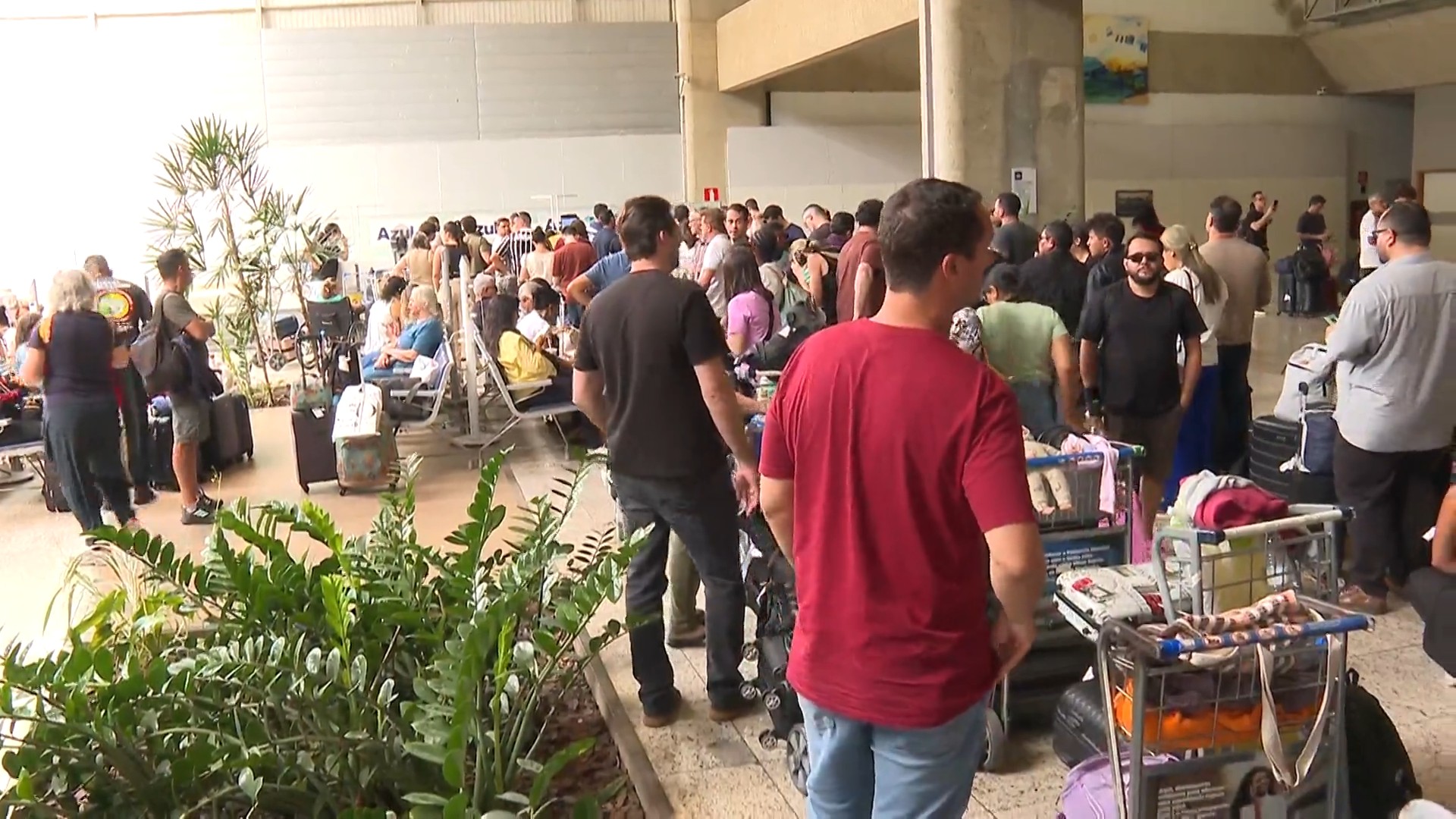 Saguão do Aeroporto de Confins com passageiros após cancelamentos de voos