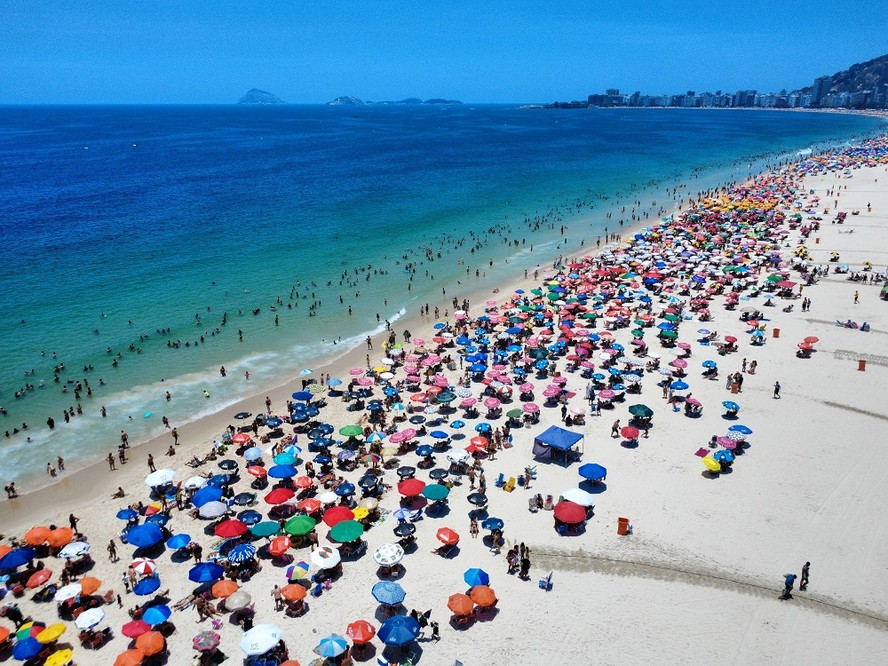 Faixa de areia e mar na praia de Copacabana, no Rio de Janeiro