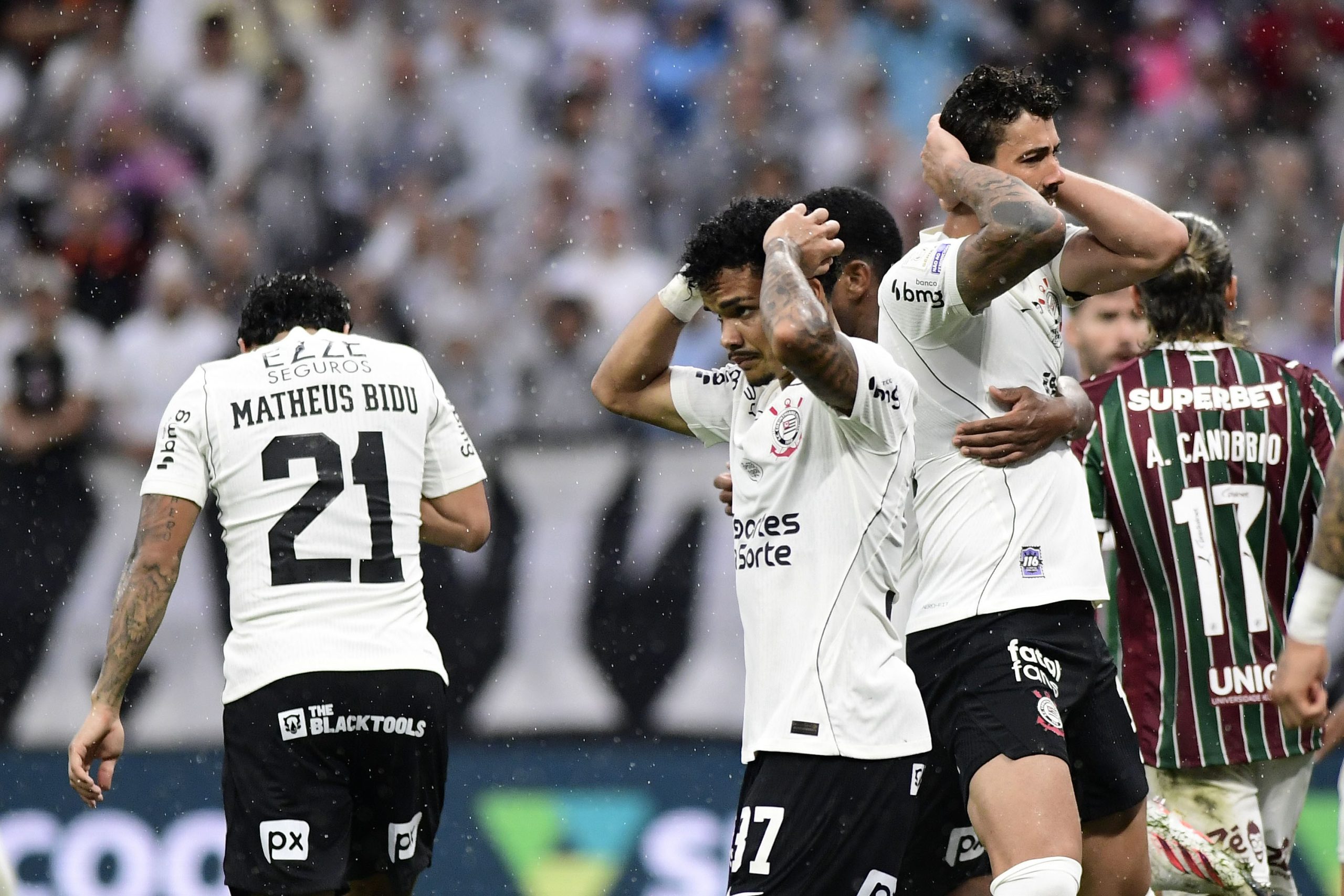 Jogadores do Corinthians lamentam derrota para o Fluminense