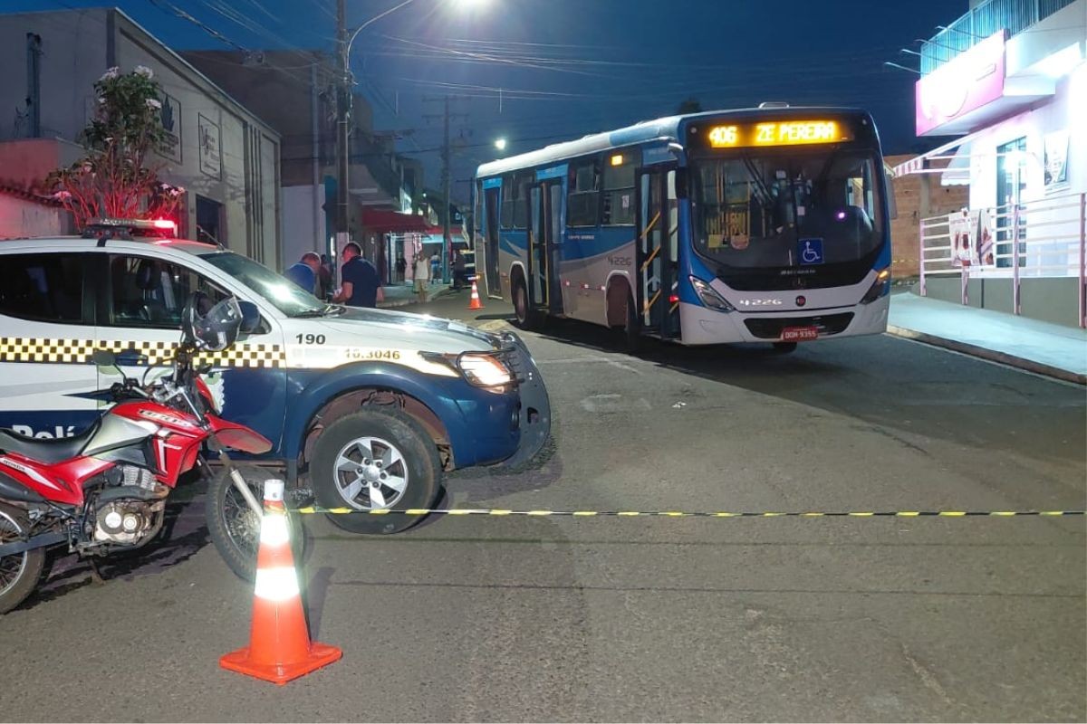 Ônibus e bicicleta após acidente no bairro Zé Pereira, em Campo Grande