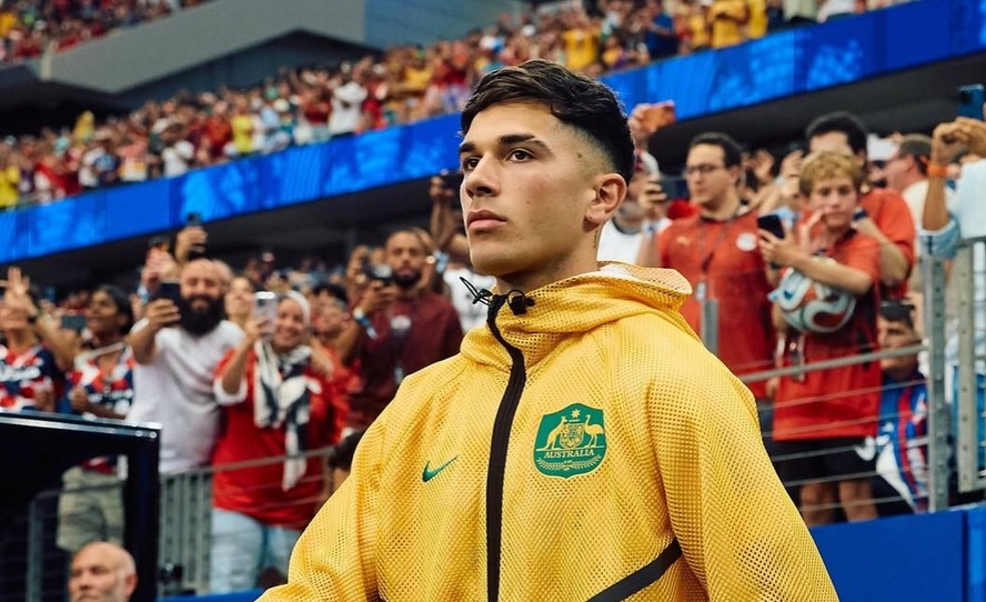 Cristian Volpato com a camisa da seleção australiana