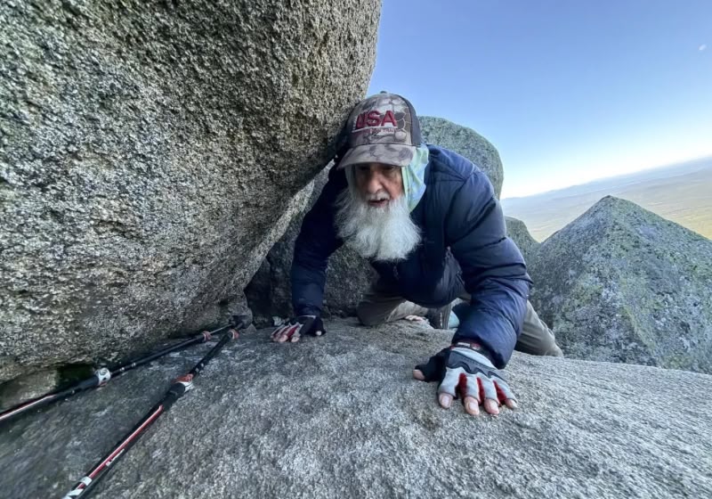 Dale Sanders sobe trecho do Monte Katahdin, no Maine