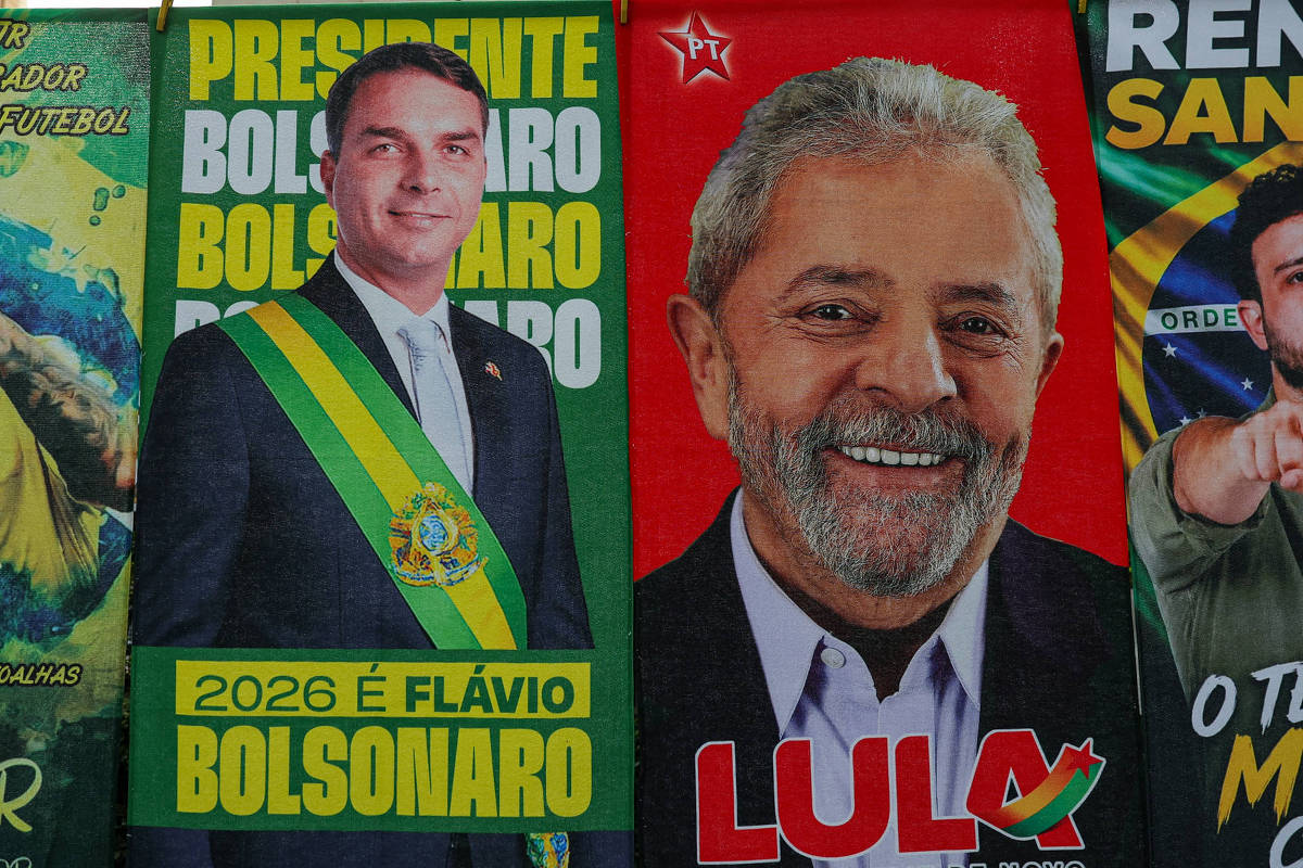 Toalhas com imagens de Flávio Bolsonaro e Lula à venda em São Paulo