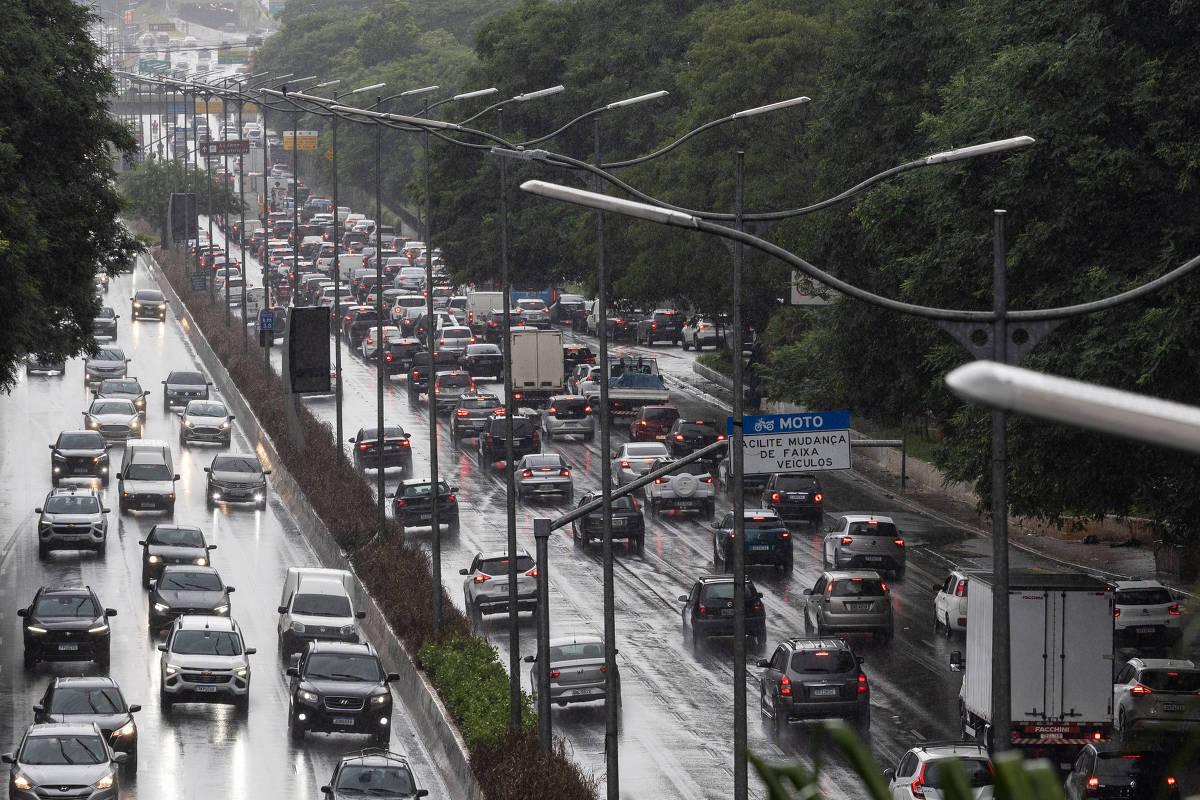 Trânsito em via de São Paulo sob chuva