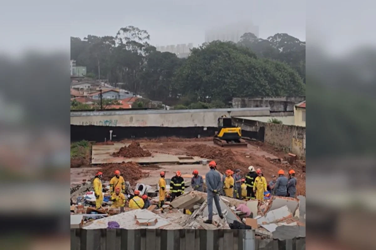 Escombros de prédio que desabou sobre residência na Penha