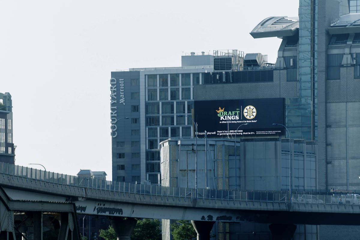 Painel publicitário da DraftKings em prédio de Boston