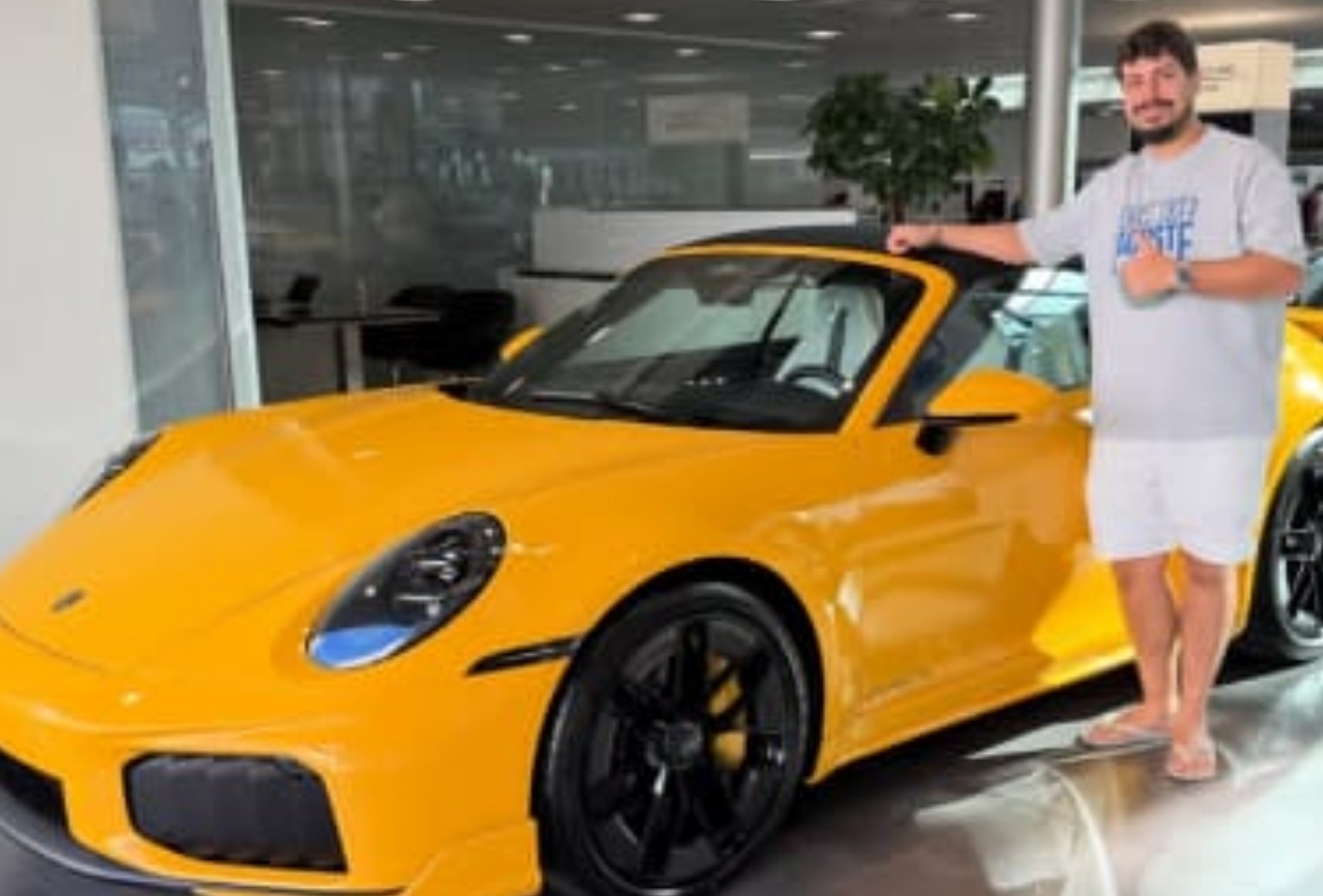 Eduardo Razuk ao lado de carros de luxo