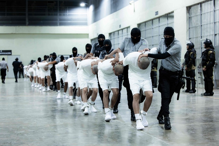 Detentos no Centro de Confinamento de Terrorismo, em El Salvador