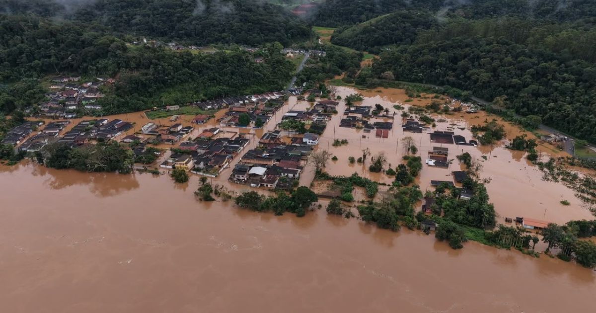 Vista aérea de Eldorado com ruas e áreas urbanas alagadas