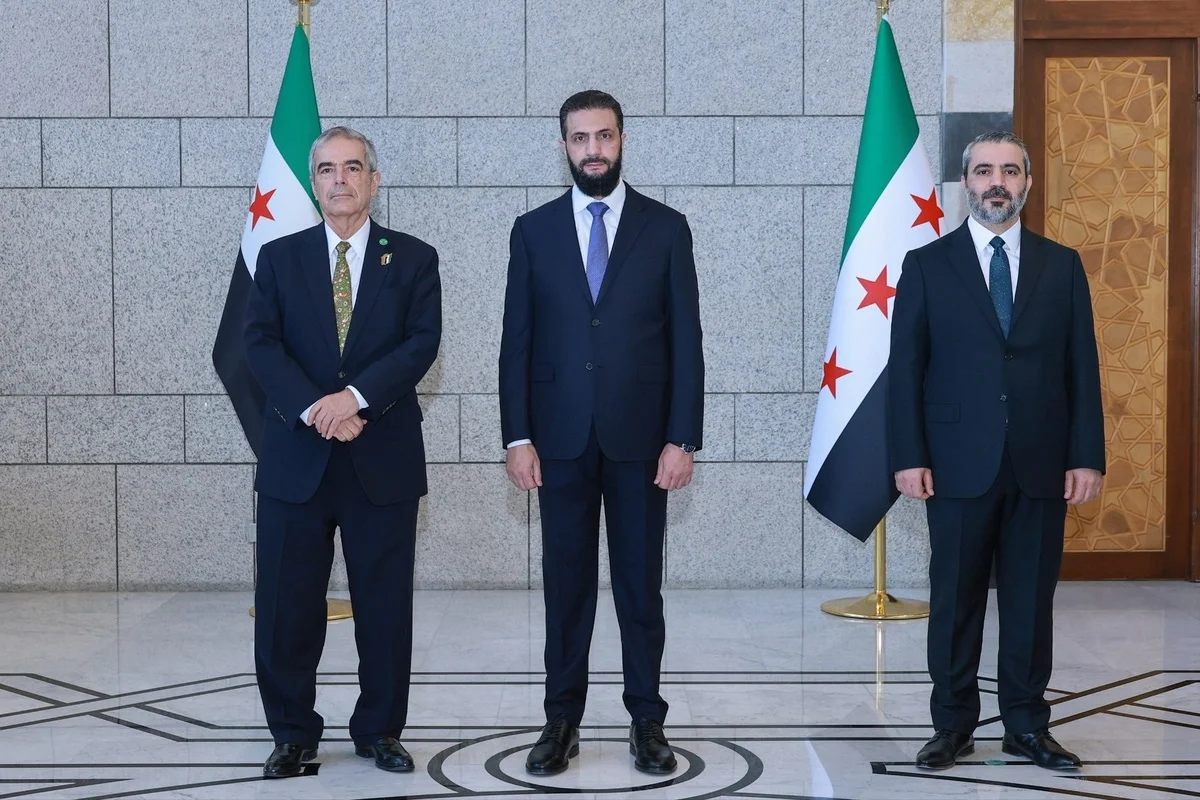 Eduardo Botelho Barbosa e Ahmed al-Sharaa em cerimônia diplomática