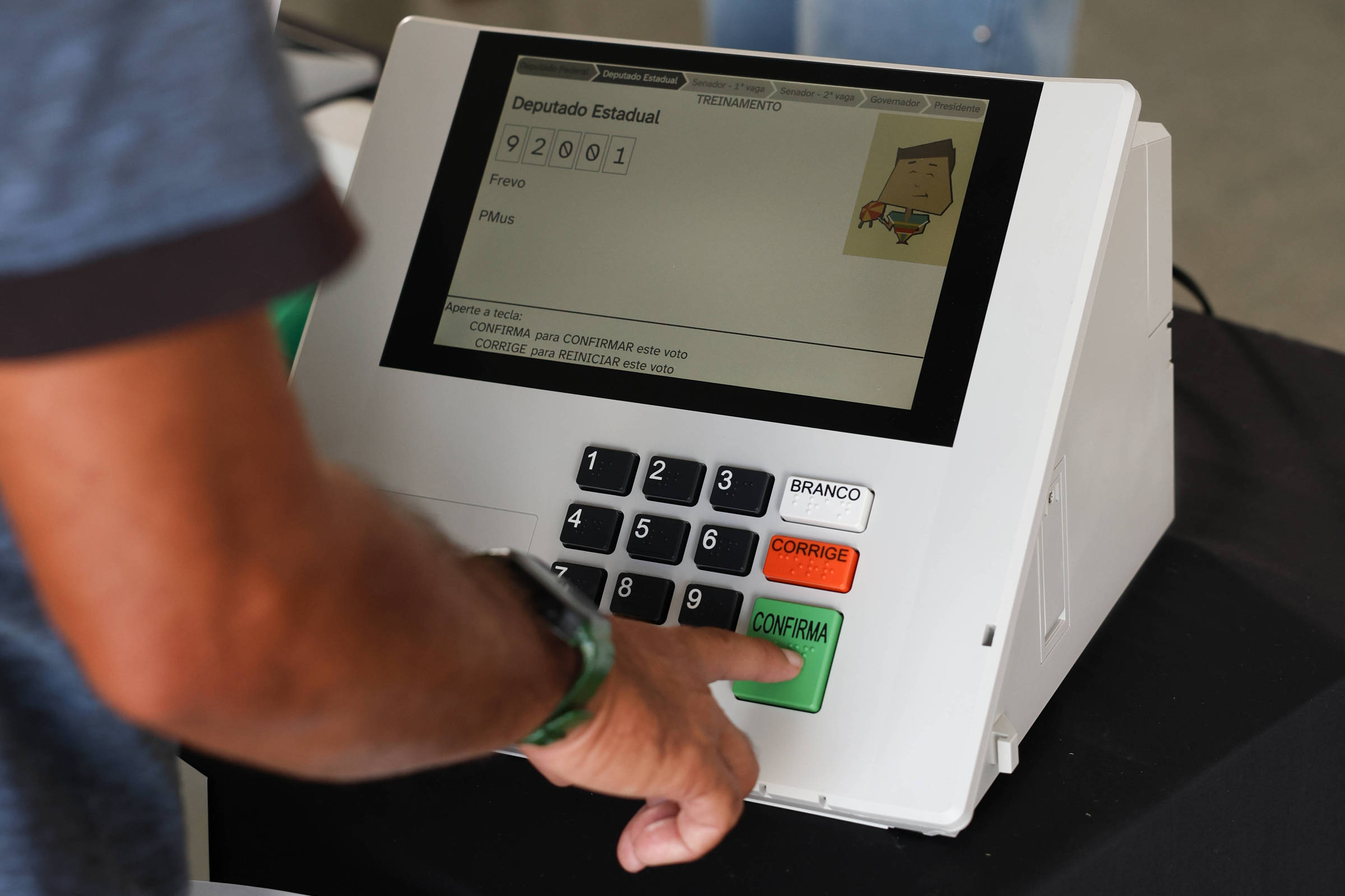 Urna eletrônica durante demonstração de votação em Brasília