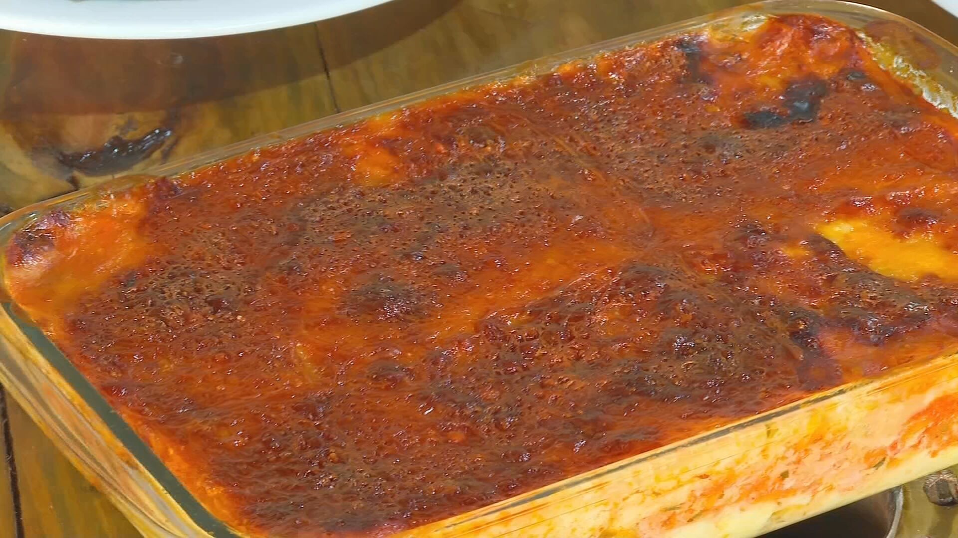 Escondidinho de batata-doce com ragu de linguiça e queijo muçarela