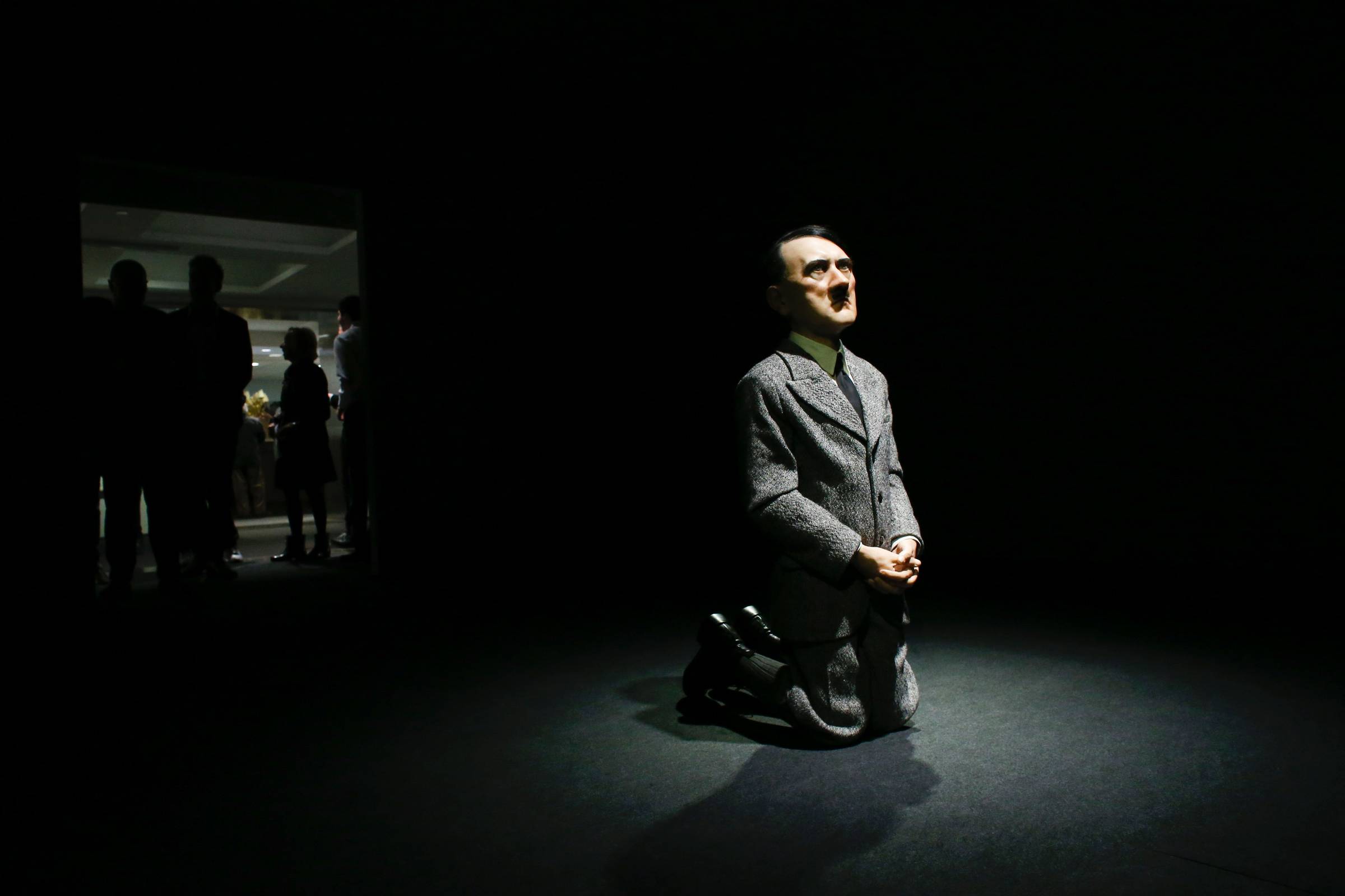 Escultura Him, de Maurizio Cattelan, retrata Adolf Hitler ajoelhado
