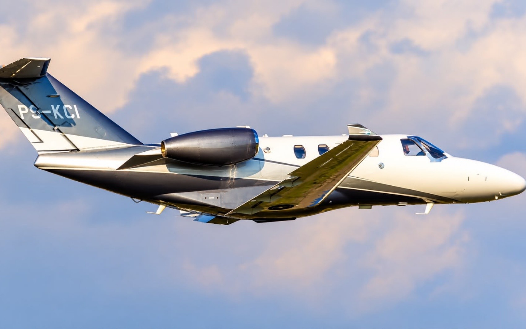 Avião Cessna CitationJet M2 em voo
