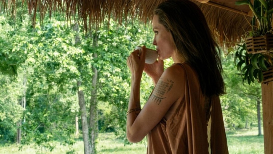 Angelina Jolie em sua propriedade rural no Camboja