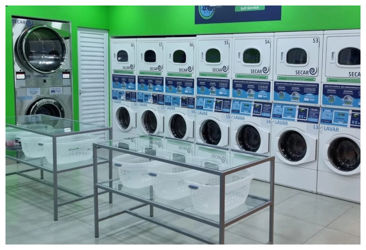 Máquinas de lavar e secar em lavanderia self-service