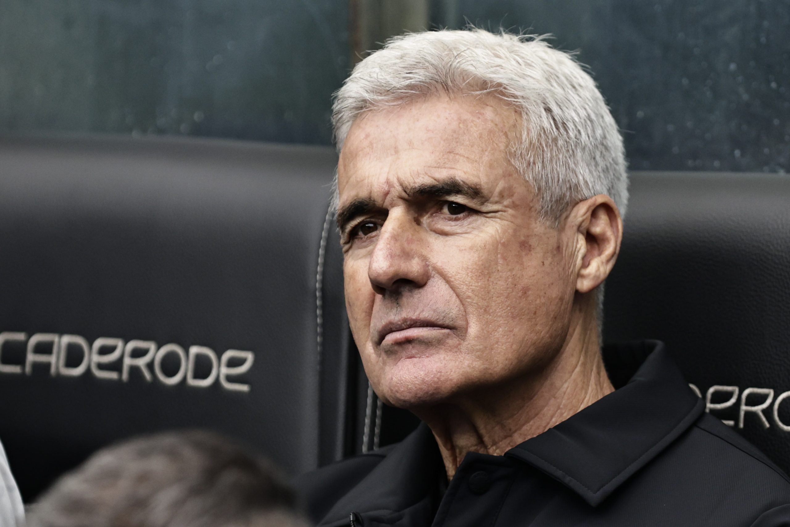 Luís Castro durante partida do Grêmio