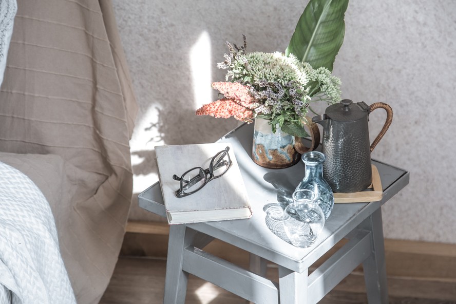 Mesa de cabeceira com objetos de uso frequente