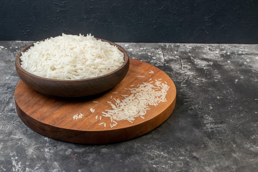 Tigela com grãos de arroz
