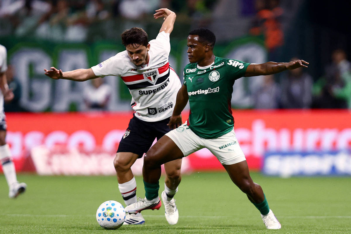 Pablo Maia, do São Paulo, disputa bola com Jhon Arias, do Palmeiras, durante partida