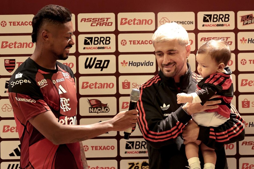 Arrascaeta e Bruno Henrique pelo Flamengo