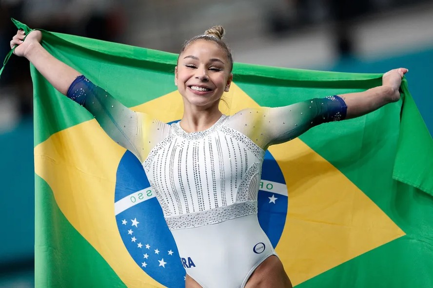 Flávia Saraiva celebra conquista na ginástica artística