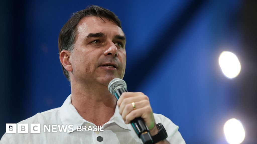 Flávio Bolsonaro durante evento público
