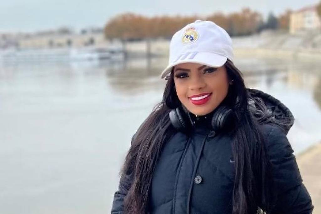 Larissa Brito dos Santos em área próxima a um rio