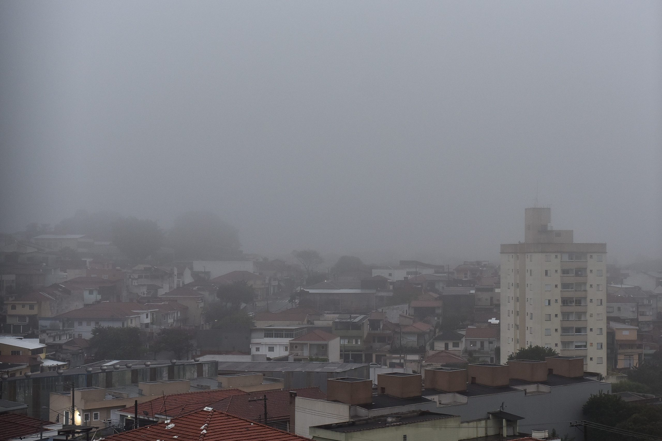 Nevoeiro intenso em área da Zona Norte de São Paulo