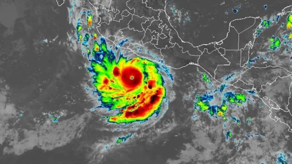Furacão Polo visto por satélite no oceano Pacífico
